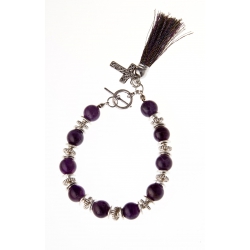 Bracelet fantaisie argenté perles violettes, pompon et croix 18 cm