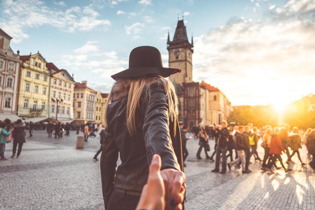 couple follow me to place vieille ville prague