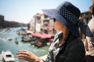 femme chapeau pont rialto venise italie