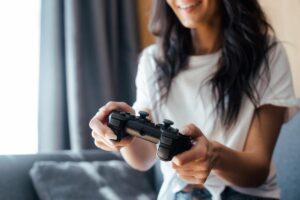 femme jouant jeu video manette